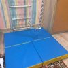 materac gimnastyczny niebieski w pokoju kometa 100x100x10